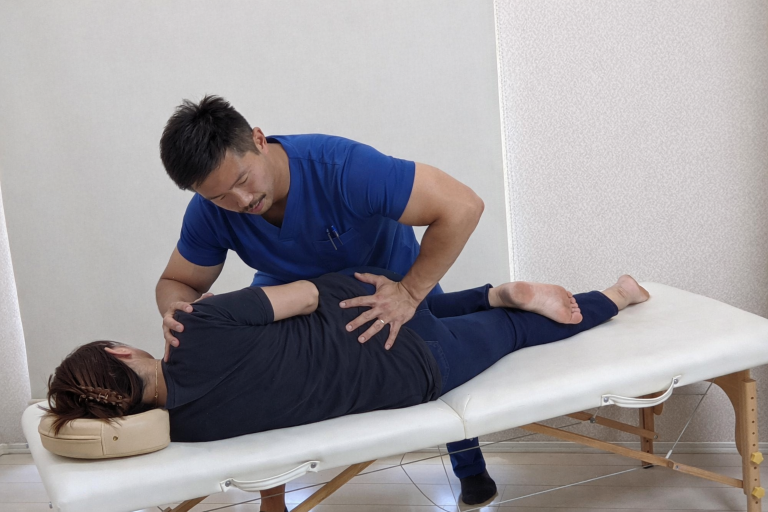 東京 出張整体の腰の施術画像